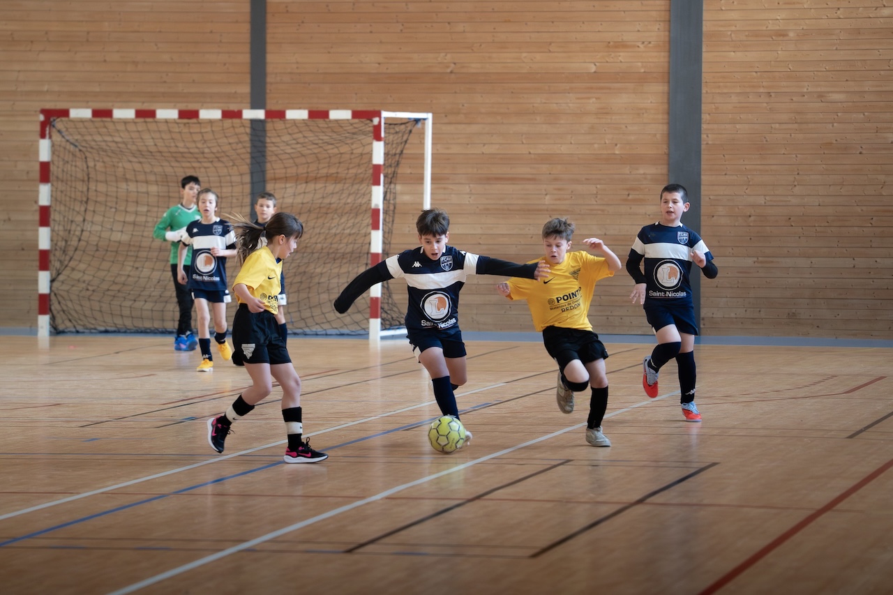 Match de futsal entre jeunes joueurs dans la salle Joseph Ricordel à Redon
